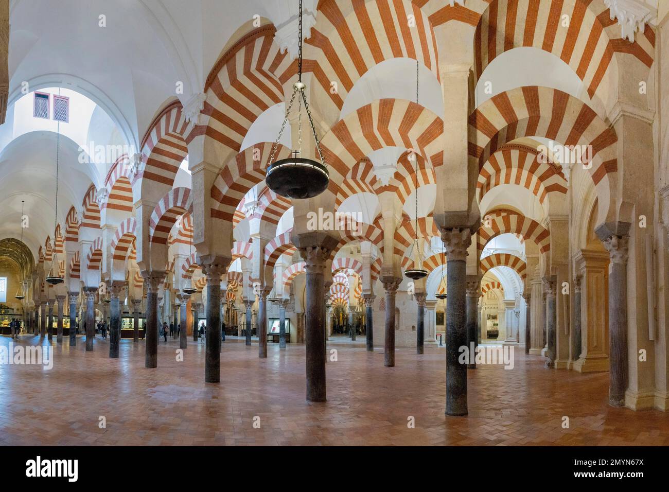 Mezquita, portici all'interno della moschea, Cordoba, Andalusia, Spagna, Europa Foto Stock