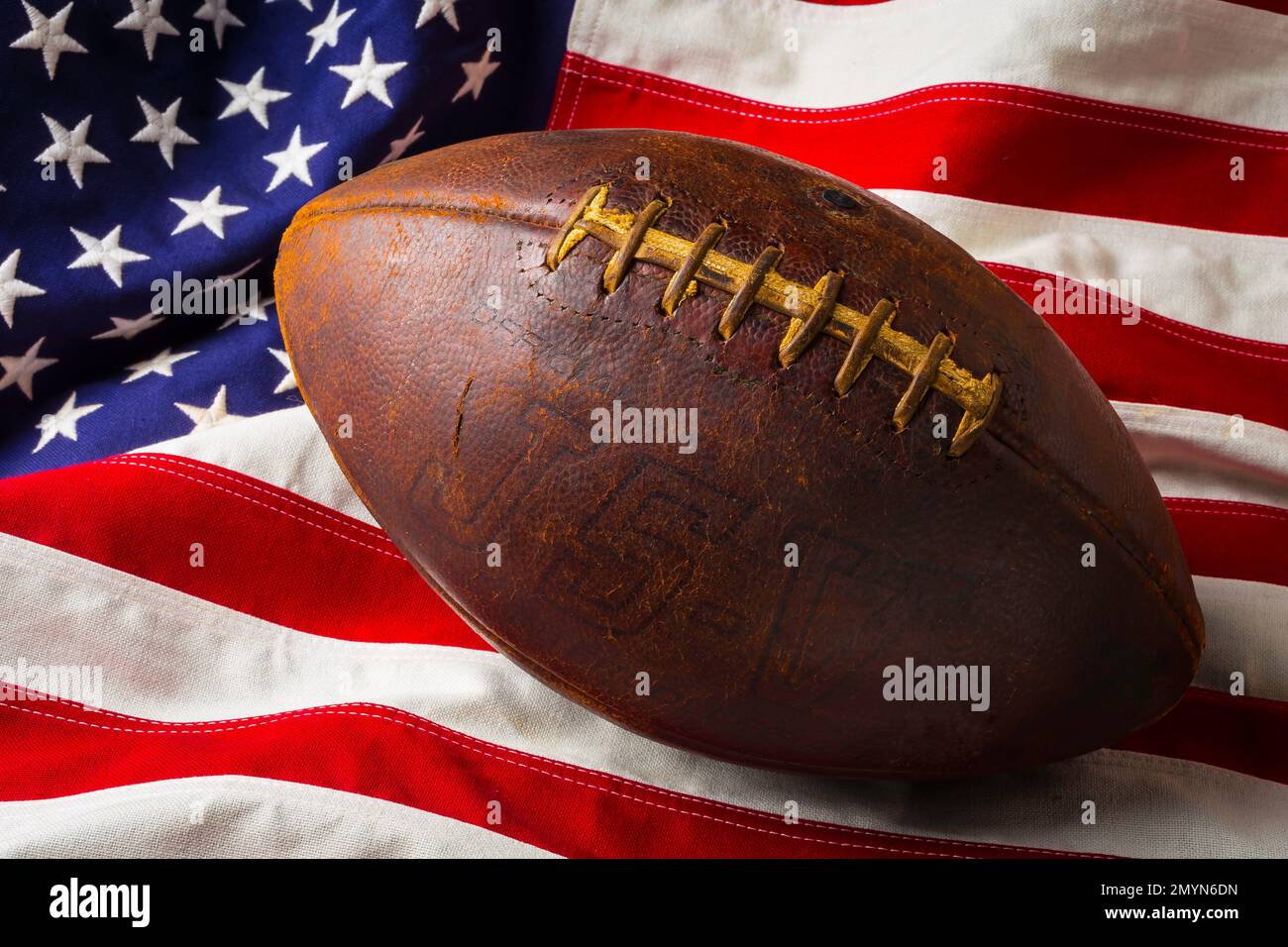 Old Football sulla bandiera americana Foto Stock
