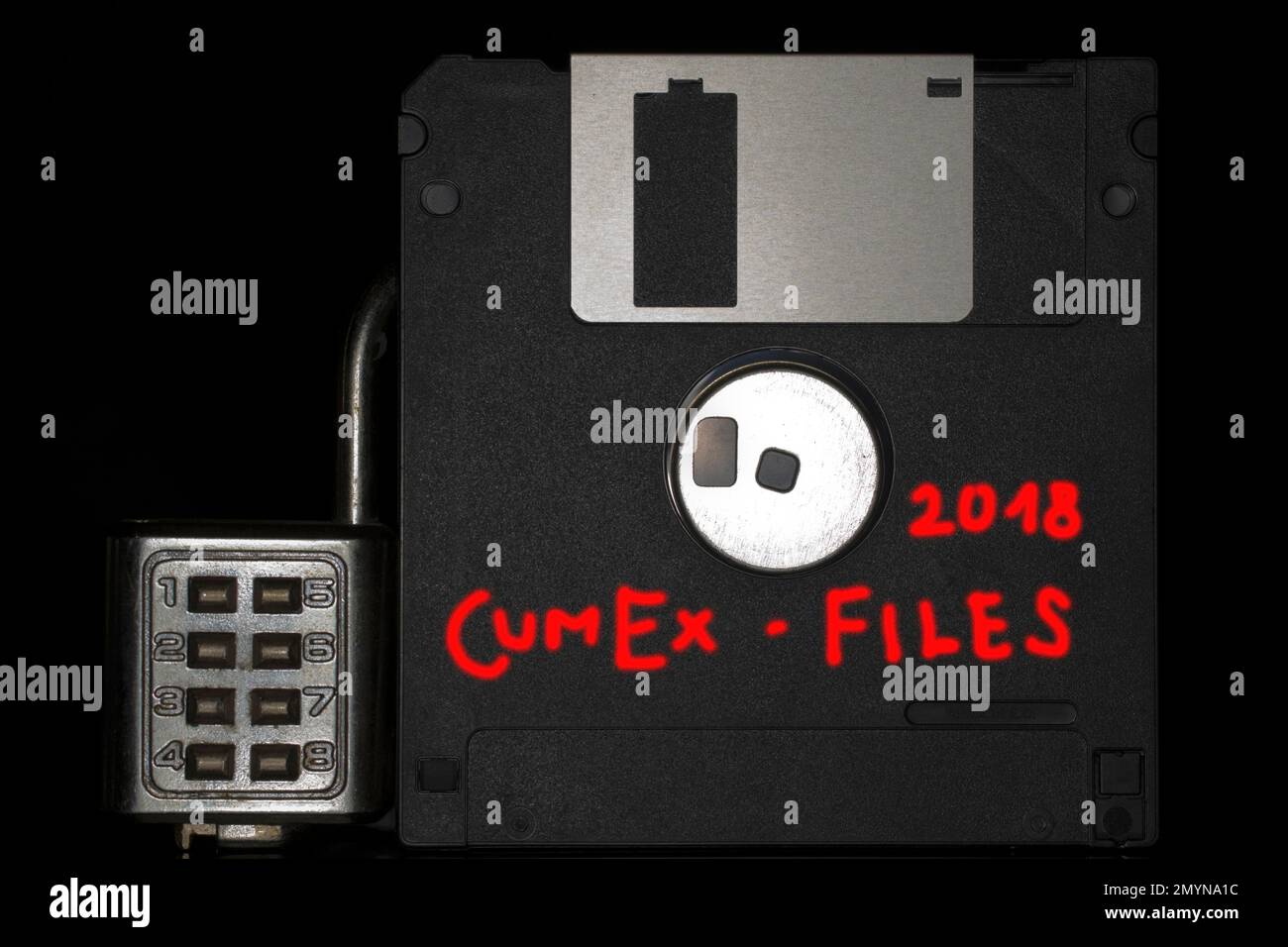 Disco floppy con blocco a combinazione e scritta rossa CumEx Files 2018, sfondo nero Foto Stock