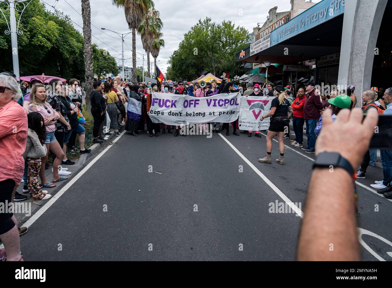 Melbourne, Australia. 05 Feb 2023. I manifestanti si rivolgono al contingente della polizia di Victioria nel marzo di Midsumma prima. Matt Hrkac/Alamy Live News Foto Stock
