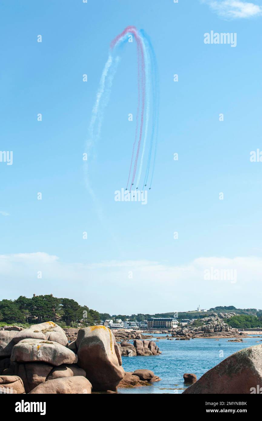 Patrouille de France, Squadrone aerobatico dell'aeronautica francese, Île Renote, Trégastel, costa di granito rosa, Côte de Granit Rose, dipartimento di Côtes-d'Armor, B Foto Stock