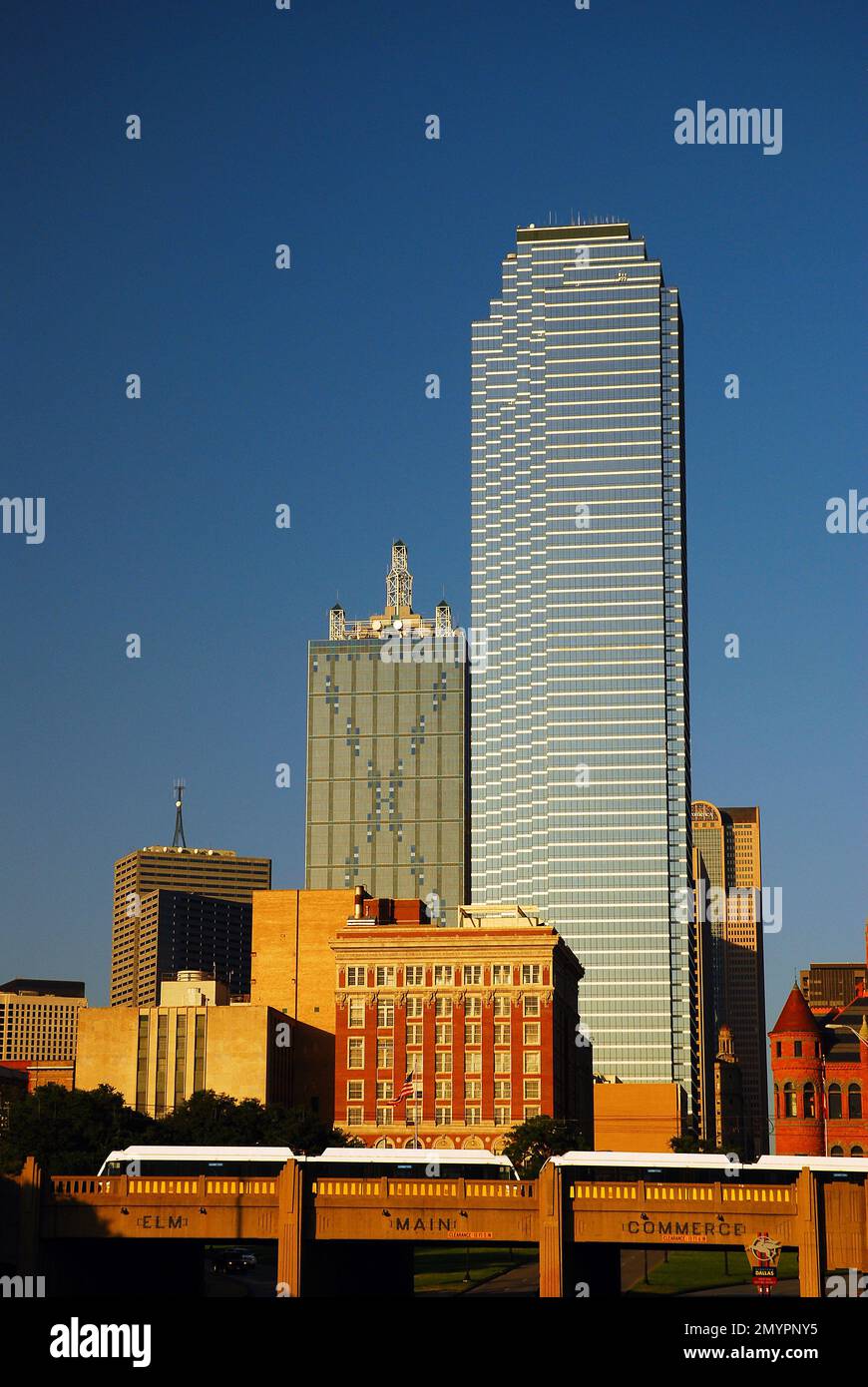 Un treno leggero DART passa davanti allo storico e moderno skyline di Dallas Foto Stock