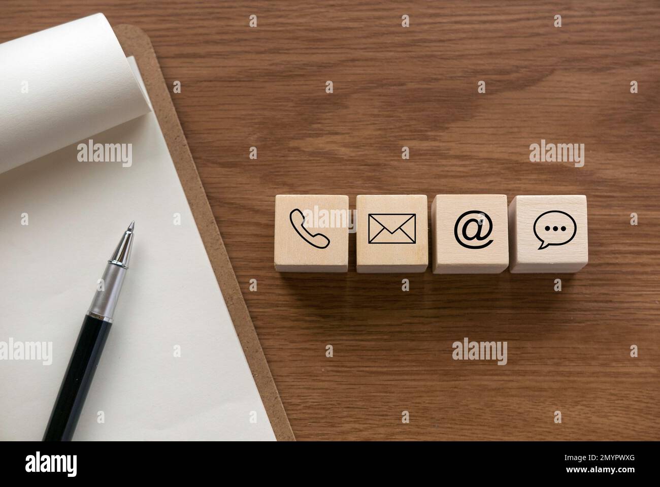 Varietà di approcci di contatto. Icona di telefono, e-mail, posta e chat su un cubo di legno. Foto Stock