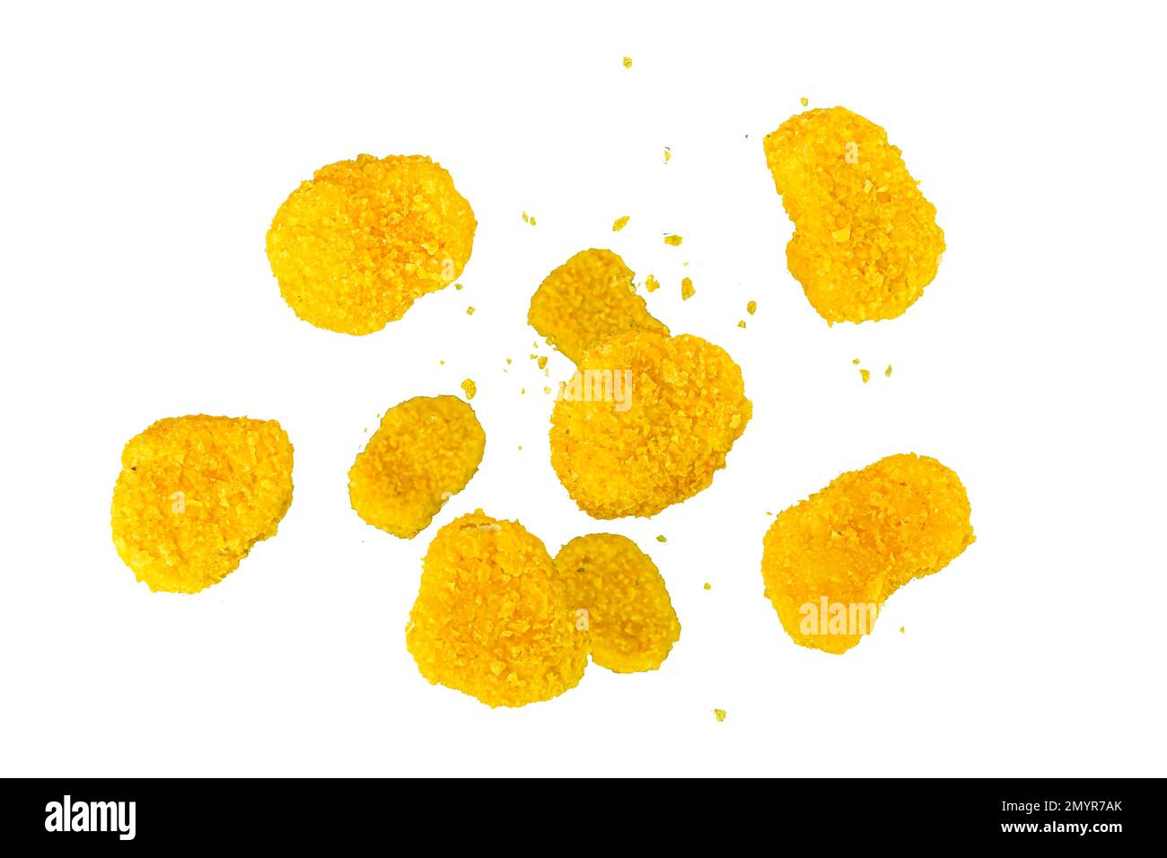 Pepite di pollo in caduta isolata su uno sfondo bianco, percorso di ritaglio. Concetto di cibo levitating. Pepite di pollo volanti. Caduta pepite di pollo coa Foto Stock