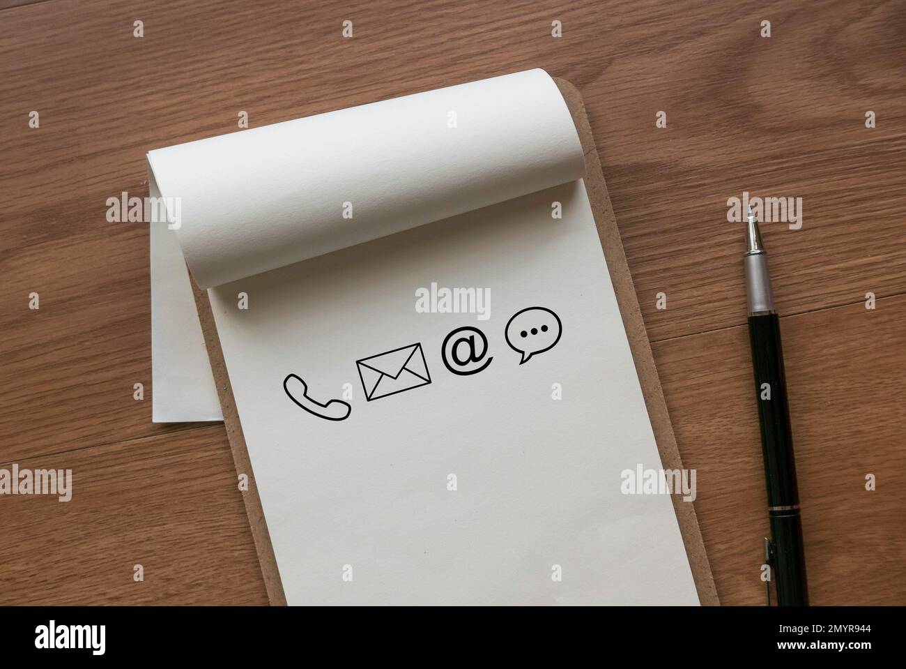 Varietà di approcci di contatto. Icona di telefono, e-mail, post e chat su un foglio. Foto Stock