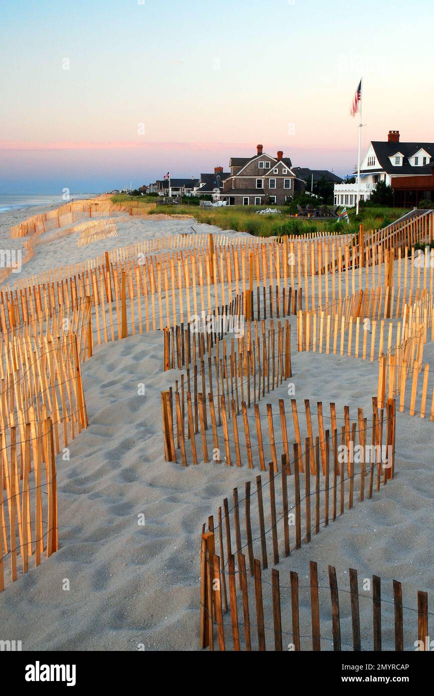 Le recinzioni di neve si snodano lungo le dune, contribuendo a prevenire l'erosione delle fragili dune, di fronte alla grande estate sulla Jersey Shore Foto Stock