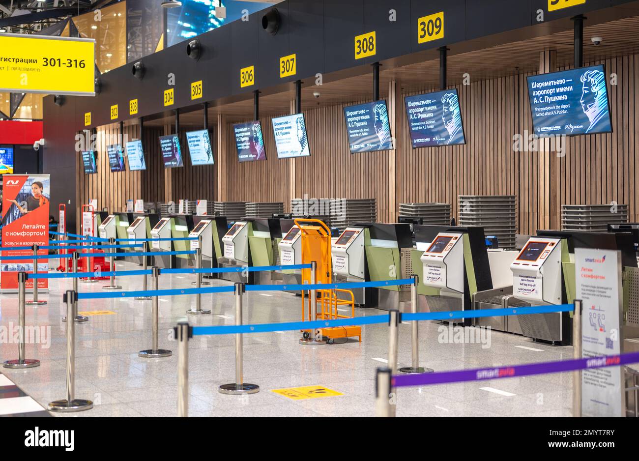 Mosca, Russia, 4 febbraio 2023: Area check-in all'aeroporto internazionale Sheremetyevo. Banchi per il check-in presso l'aeroporto Sheremetyevo nel Terminal C. Foto Stock