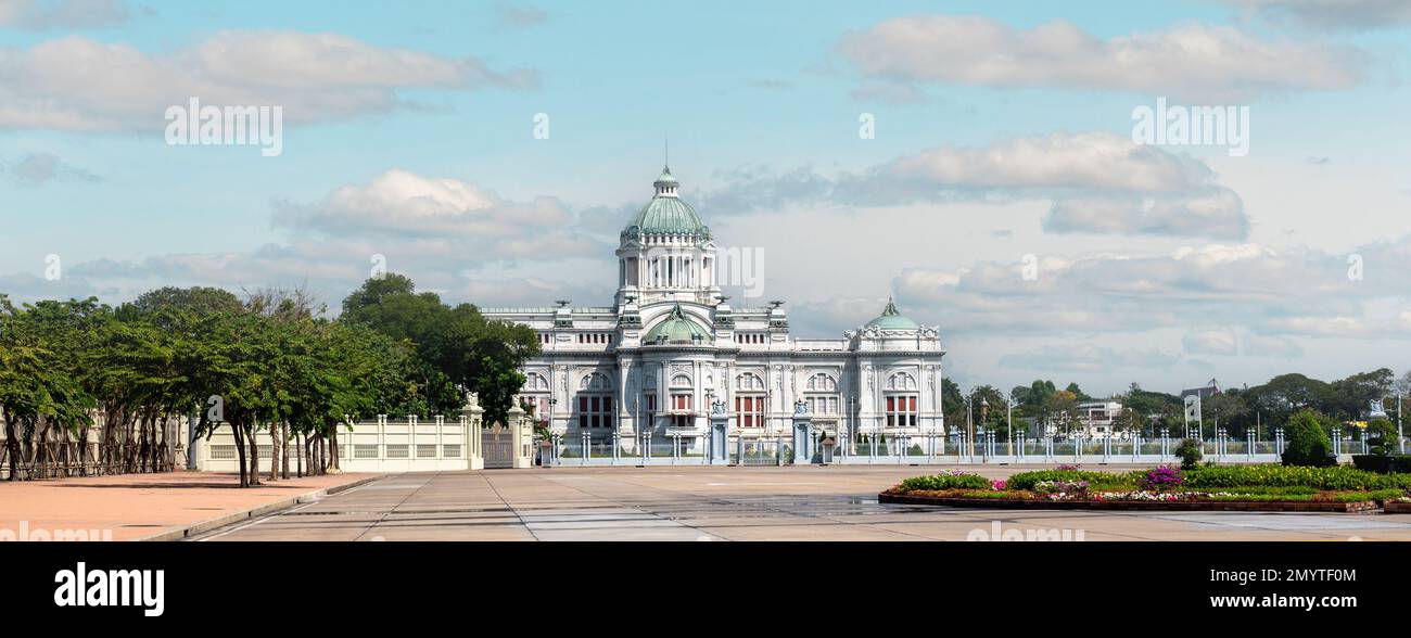 L'Amphorn Sathan Residential Hall è una residenza reale situata all'interno del Palazzo Dusit di Bangkok. Servì come residenza primaria dell'ex re Bhumibol Adulyade Foto Stock