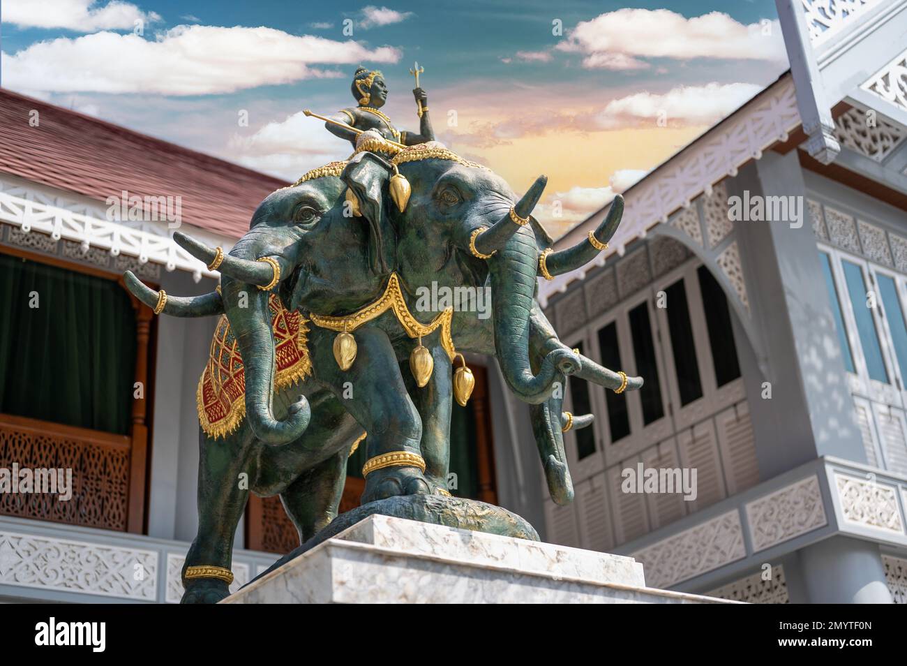 Bangkok, Thailandia - 04 febbraio 2023: Statua Eravan elefante a tre teste di Indra prima di entrare nel tempio Foto Stock