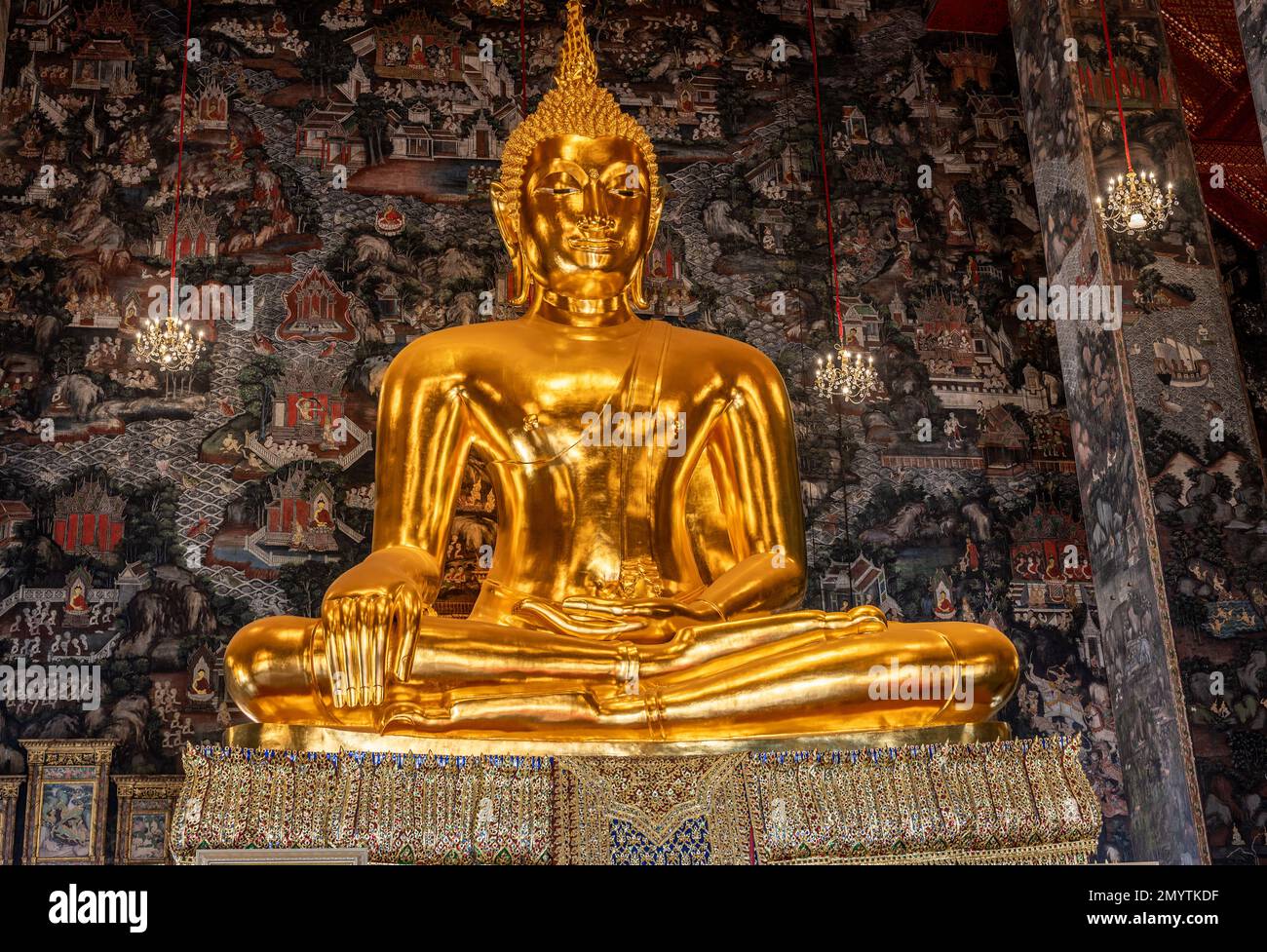 Primo piano della scultura dorata del Buddha nel tempio. Shakyamuni Buddha è un insegnante spirituale, una delle tre religioni del mondo. Dato il nome Siddhartha G Foto Stock
