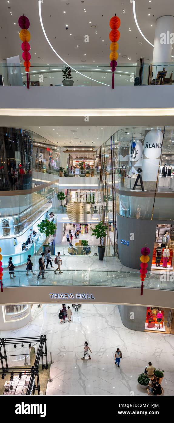 Bangkok, Thailandia - 4 febbraio 2023: Icona Siam, centro commerciale moderno plaza in un edificio in una struttura di architettura concettuale, interior design dec Foto Stock