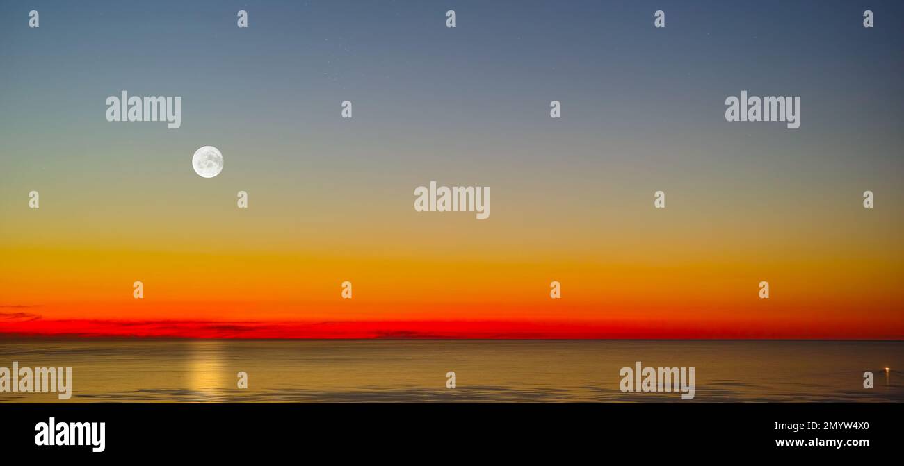 La notte cade sulla costa. Un pezzo di costa trovato tra Camps Bay e Clifton a Città del Capo, Sud Africa. Foto Stock