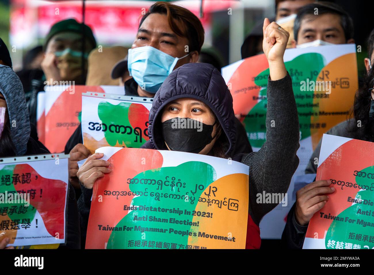 L'Alleanza di Taiwan per il Myanmar e le organizzazioni per i diritti umani protestano a Taipei, Taiwan, il 05/02/2023, per celebrare due anni di golpe militare e due anni di rivolte birmane. I manifestanti rifiutano di riconoscere le elezioni in Myanmar, esortando il governo taiwanese a spezzare le relazioni con il suo governo. Di Wiktor Dabkowski Foto Stock