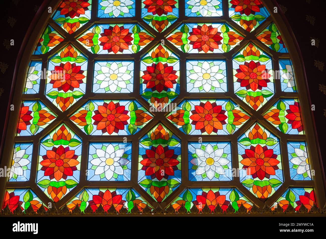 Immagine di una vetrata multicolore. sfondo geometrico multicolore. Ornamento in vetro colorato Foto Stock