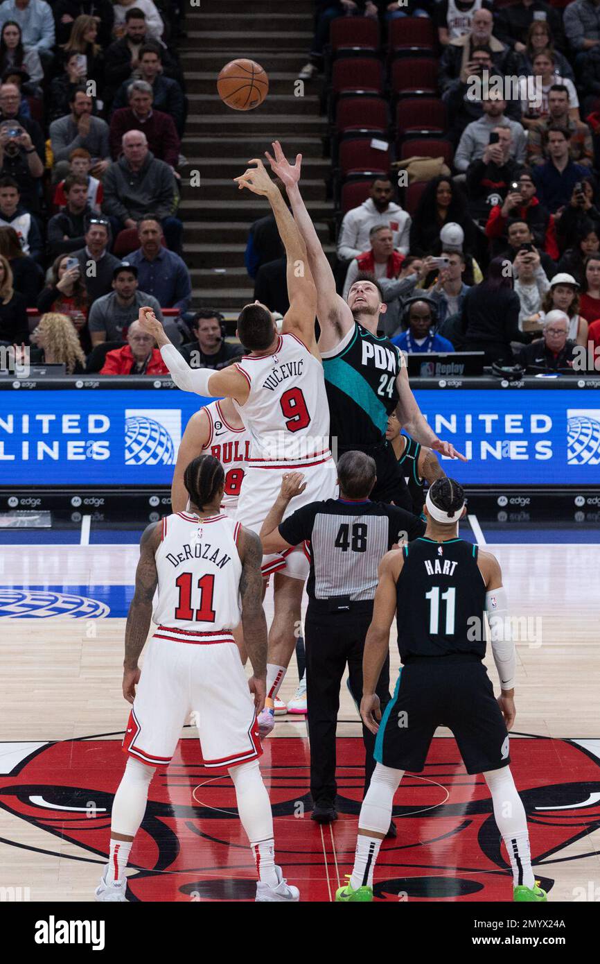 Chicago, Stati Uniti. 04th Feb, 2023. Tipoff tra i Chicago Bulls e Portland Trail Blazers sabato 4 febbraio 2023 presso lo United Center, Chicago, USA. (NESSUN USO COMMERCIALE) (Foto: Shaina Benhiyoun/Sports Press Photo/C - UN'ORA DI SCADENZA - ATTIVA FTP SOLO SE LE IMMAGINI HANNO MENO DI UN'ORA - Alamy) Credit: SPP Sport Press Photo. /Alamy Live News Foto Stock