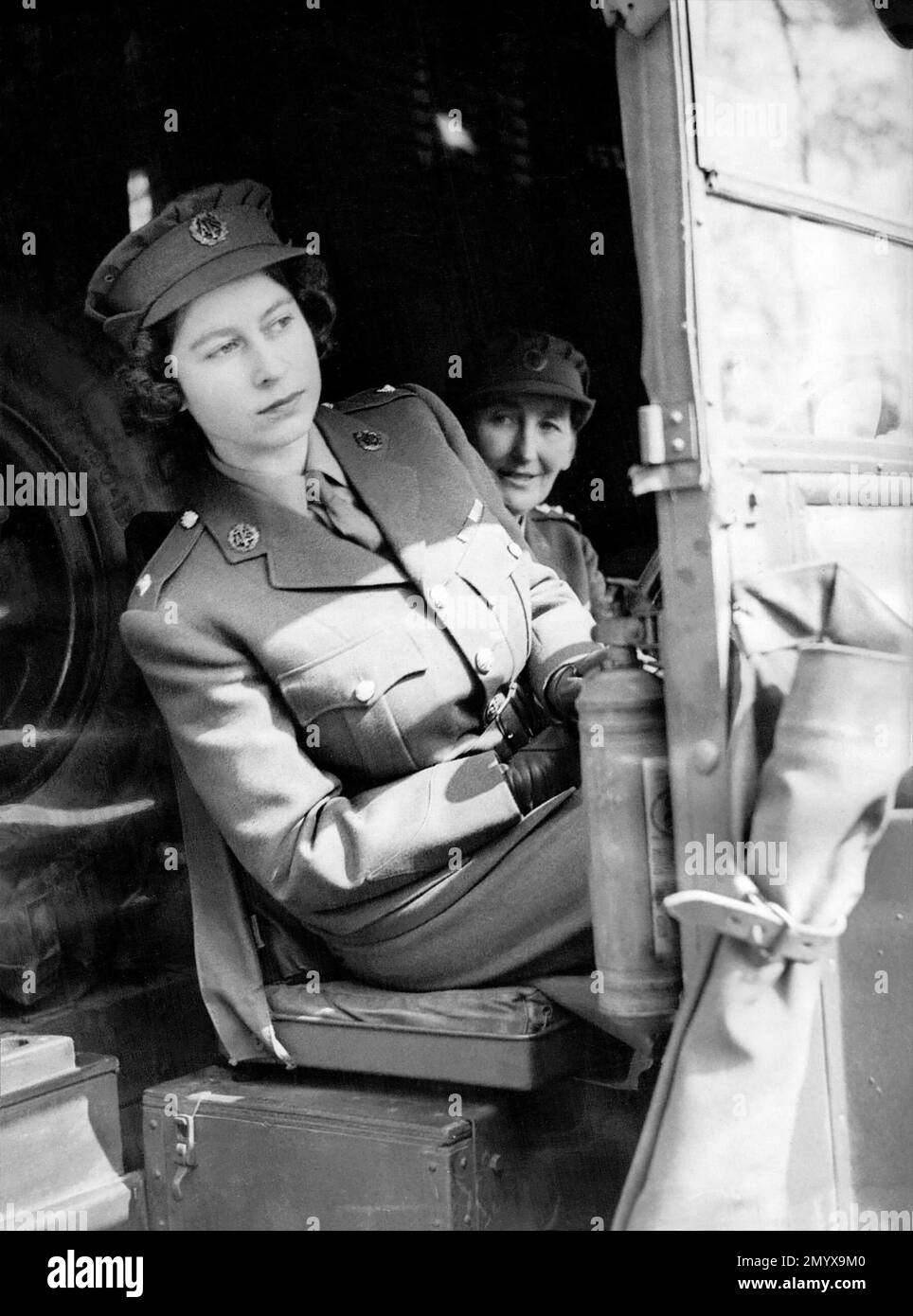 La principessa Elisabetta (poi Regina Elisabetta II) si allena come ufficiale A.T.S. nel 1945. Foto Stock