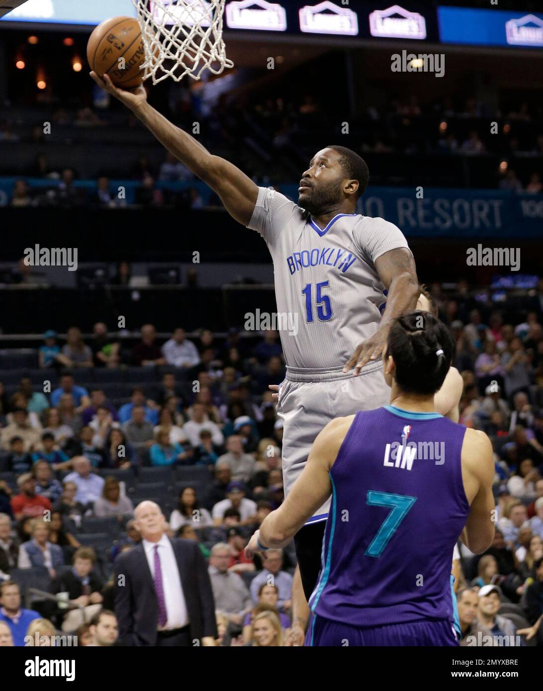 Brooklyn Nets' Donald Sloan (15) shoots over Charlotte Hornets' Jeremy Lin (7) in the first half of an NBA basketball game in Charlotte, N.C., Friday, April 8, 2016. (AP Photo/Chuck Burton) Foto Stock