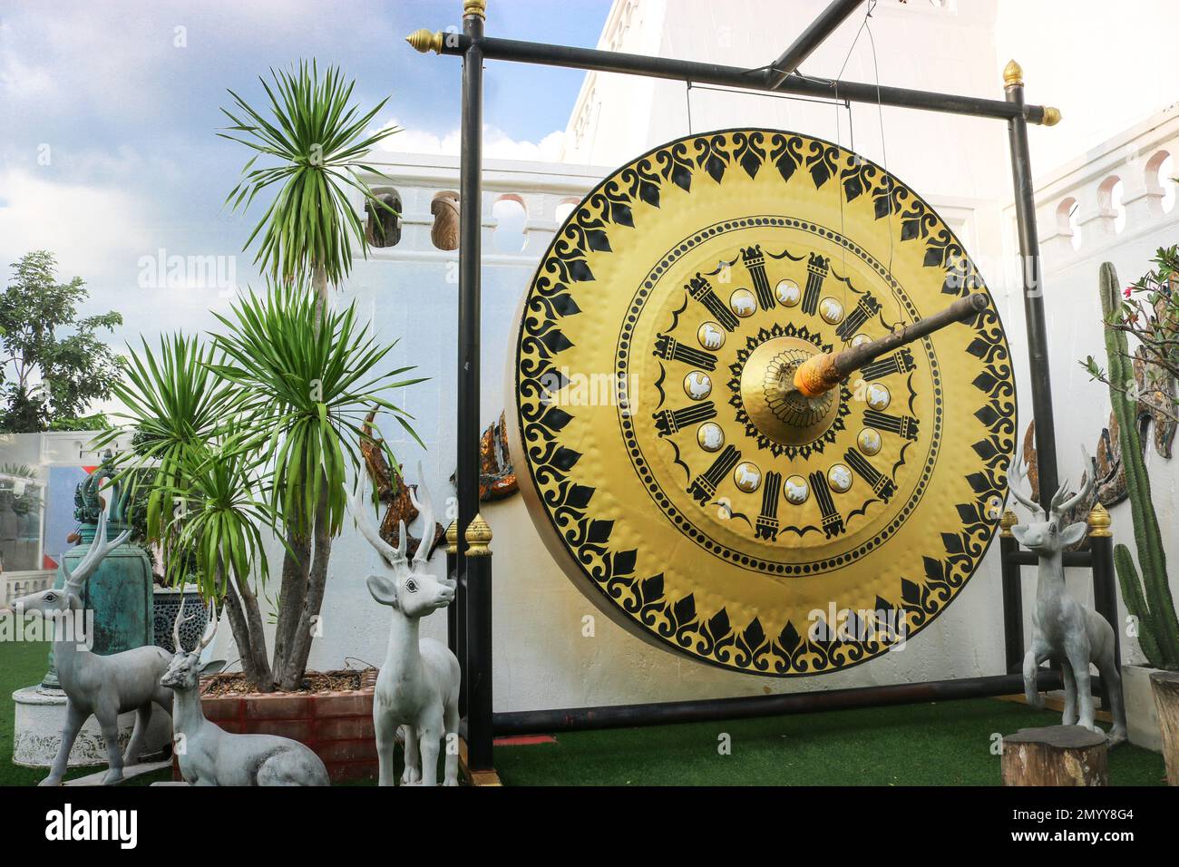 Gong sui terreni del Tempio del Monte d'Oro (Wat Saket). Bangkok, Thailandia. Foto Stock