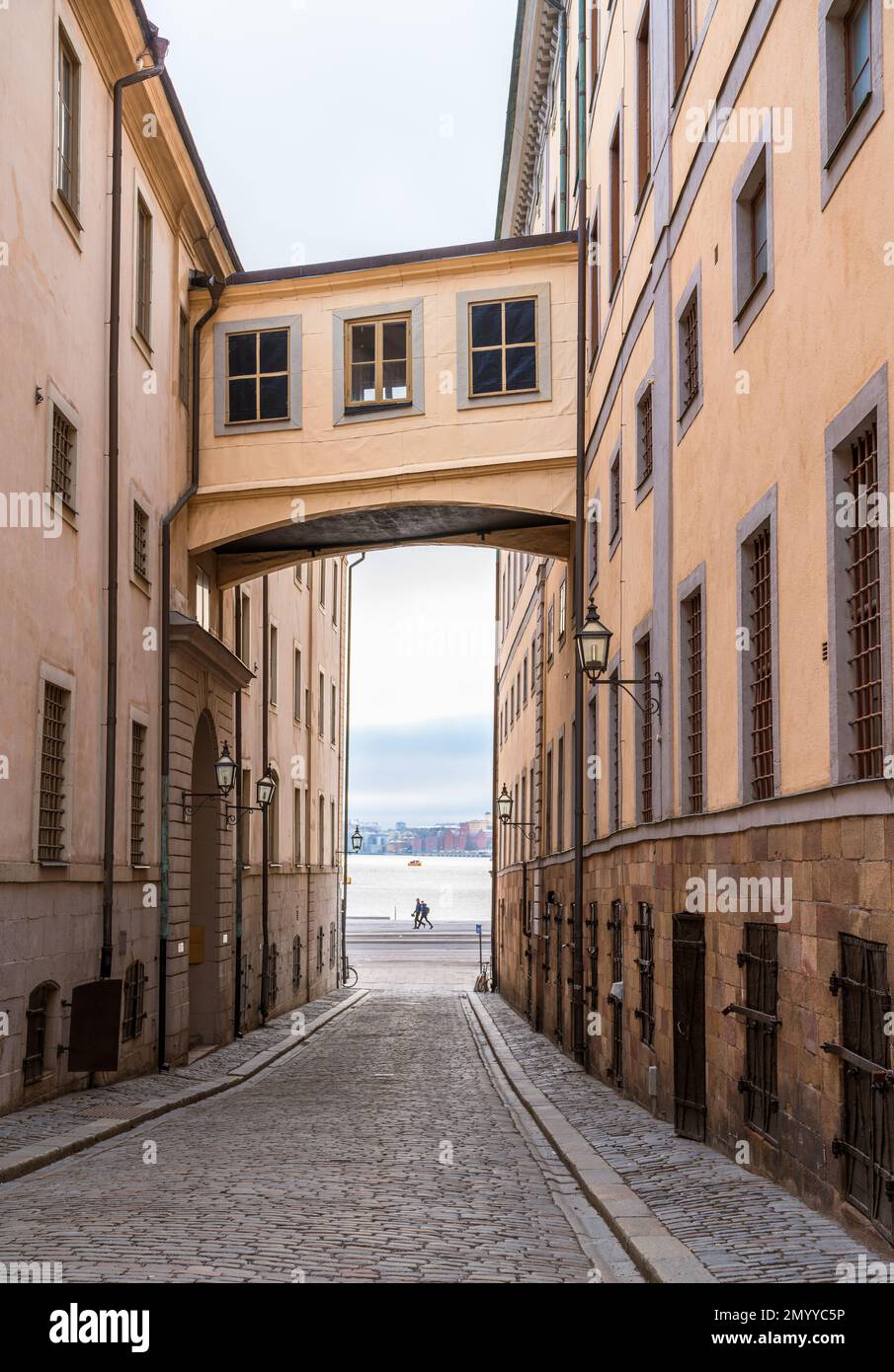 Stockholm, Sweden. Strada pittoresca nel quartiere di Gamla Stan con un passaggio sopraelevato Foto Stock