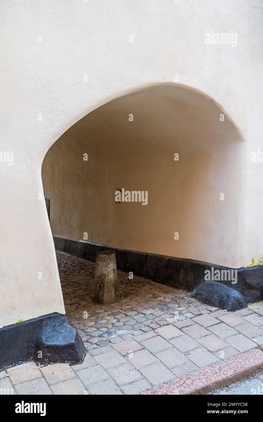 Stoccolma, Svezia. Pittoresco vicolo stretto ingresso a Gamla Stan Foto Stock