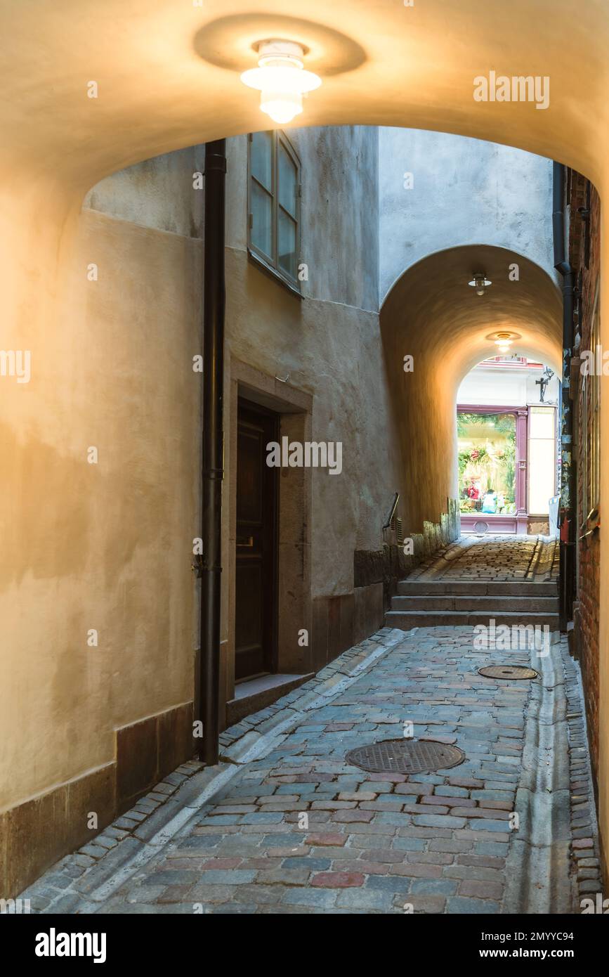 Stoccolma, Svezia. Pittoresco vicolo di Gamla Stan, il quartiere della città vecchia Foto Stock