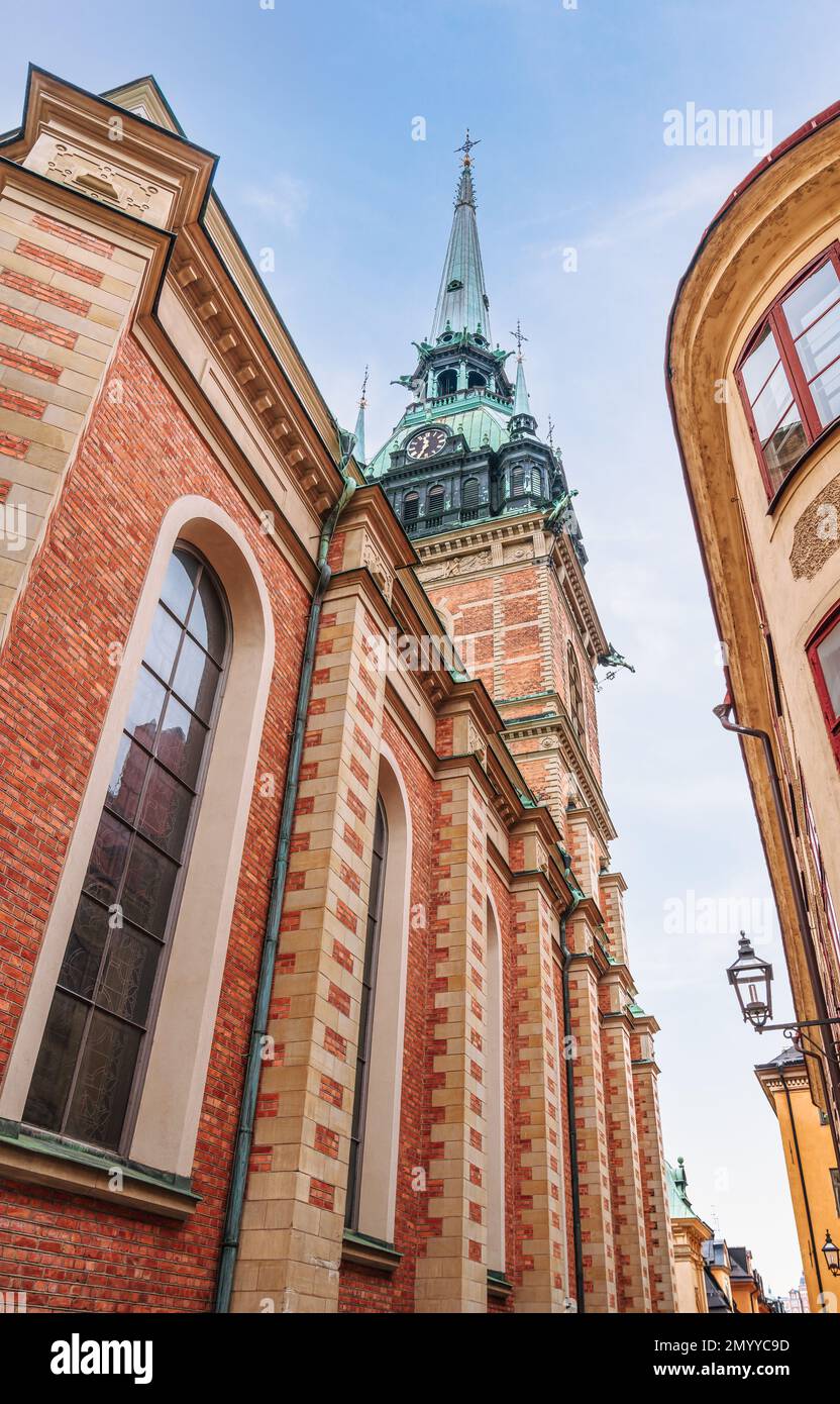 Stoccolma, Svezia. Vista ad angolo basso della chiesa di San Gertrud a Gamla Stan Foto Stock