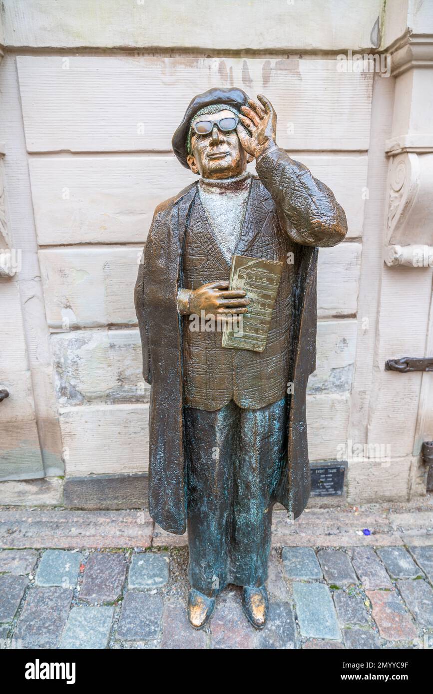 Stoccolma, Svezia. Gennaio 23, 2023. Statua di Evert Taube (1890-1976) trovatore popolare e compositore. La scultura fu inaugurata nel 1985 Foto Stock