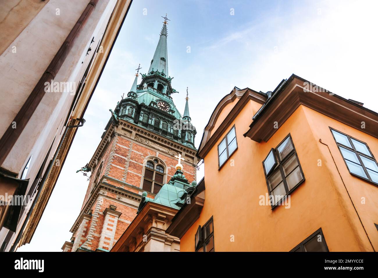 Stoccolma, Svezia. Vista dall'angolo estremamente basso degli edifici Gamla Stan con campanile di Saint Gertrud Foto Stock