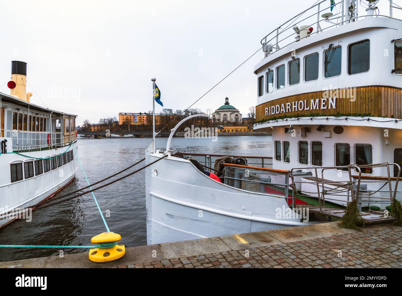 Stoccolma, Svezia. Gennaio 23, 2023. Barca turistica ormeggiata in una giornata invernale Foto Stock
