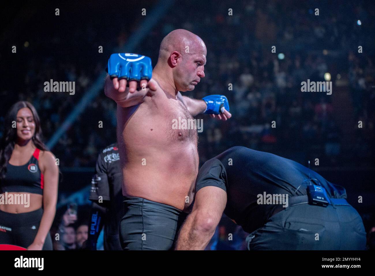 LOS ANGELES, CA - 4 FEBBRAIO: Fedor Emelianenko si prepara a combattere Ryan Bader nella loro lotta di peso maggiore durante l'evento Bellator 290 al Forum del 4 febbraio 2023 a Los Angeles, CA, USA. (Foto di Matt Davies/PxImages) Foto Stock