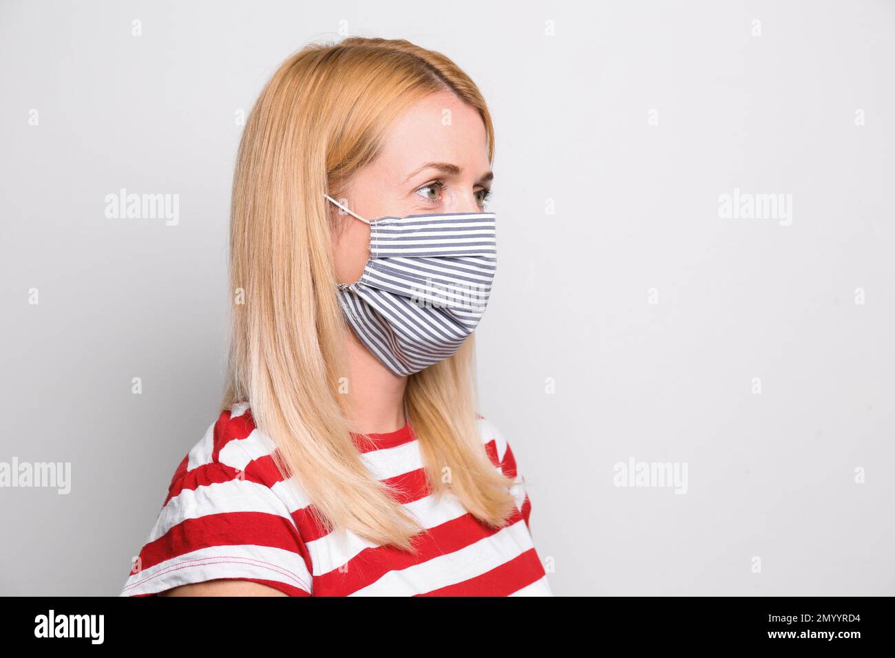 Donna che indossa una maschera bianca Foto stock - Alamy