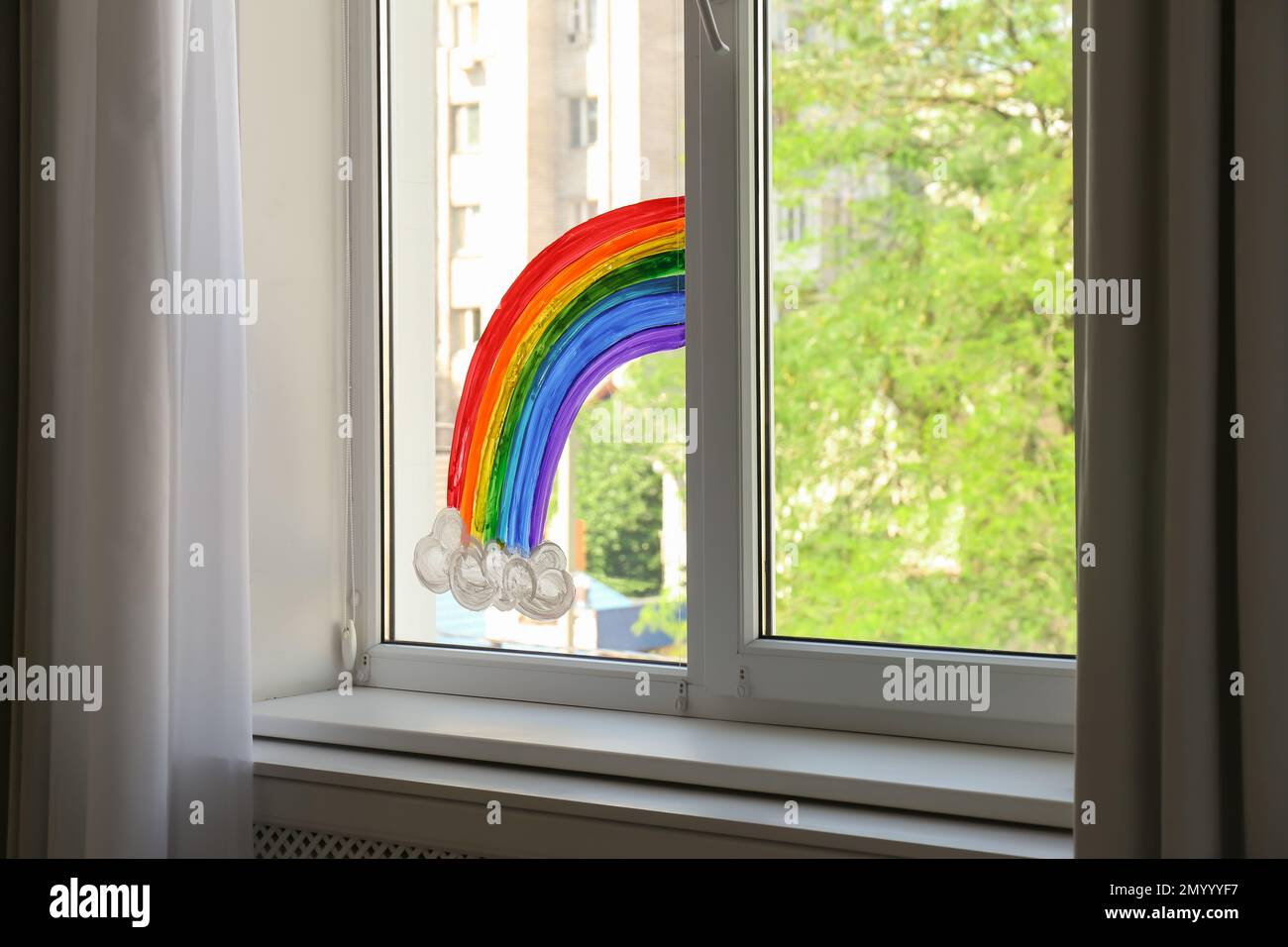 Immagine dell'arcobaleno sul vetro della finestra all'interno. Concetto di  soggiorno a casa Foto stock - Alamy