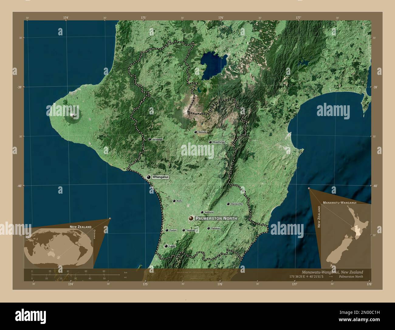 Manawatu-Wanganui, consiglio regionale della Nuova Zelanda. Mappa satellitare a bassa risoluzione. Località e nomi delle principali città della regione. Angolo ausiliario Foto Stock