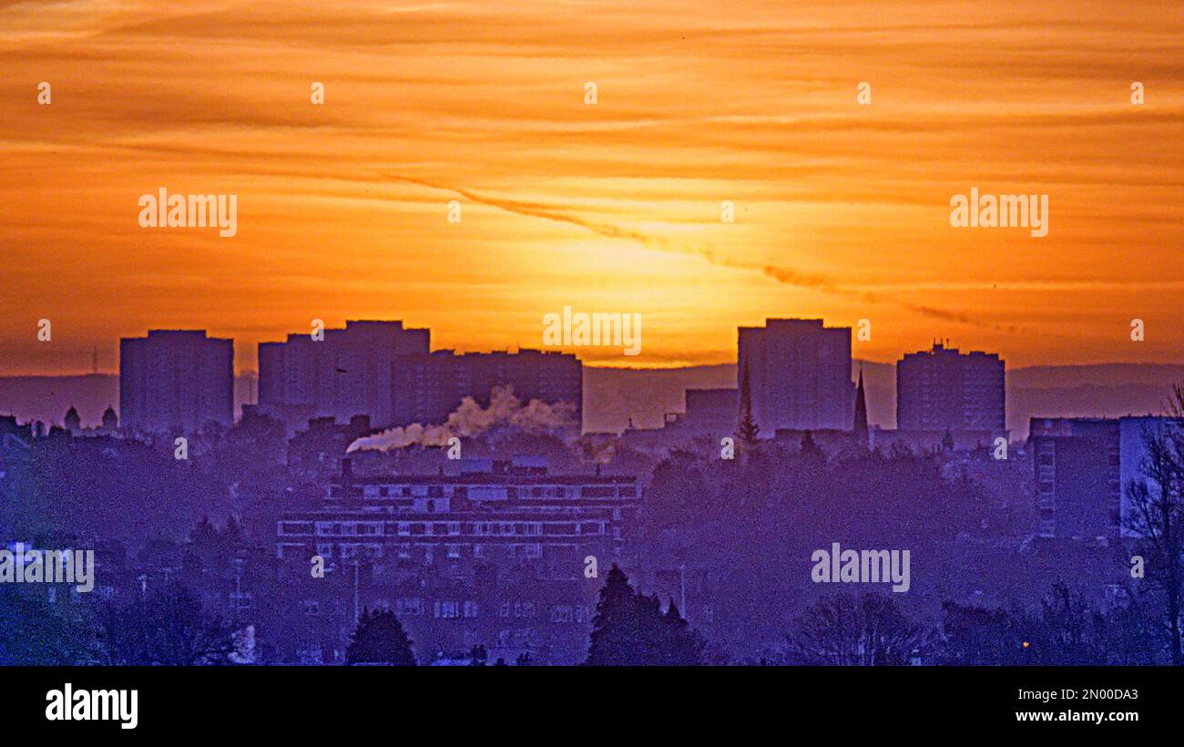 Glasgow, Scozia, Regno Unito 5th febbraio 2023. UK Weather: Temperature di congelamento durante la notte ha visto un inizio freddo con l'alba sopra gli alti aumenti del centro della città. Credit Gerard Ferry/Alamy Live News Foto Stock