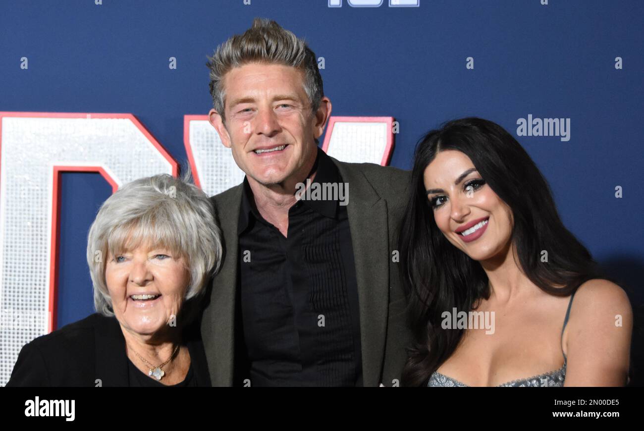 Los Angeles, California, USA 31st Gennaio 2023 Lorraine Nash, Jason Nash e Nivine Jay partecipano al Los Angeles Premiere Screening of Paramount Pictures '80 for Brady' al Regency Village Theatre il 31 Gennaio 2023 a Los Angeles, California, USA. Foto di Barry King/Alamy Stock Photo Foto Stock