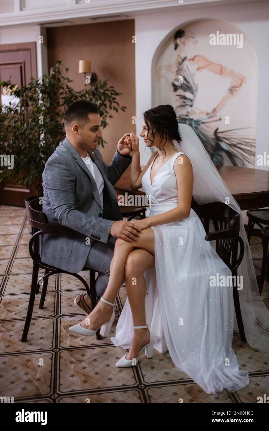 giovane coppia lo sposo in un vestito blu e la sposa in un vestito