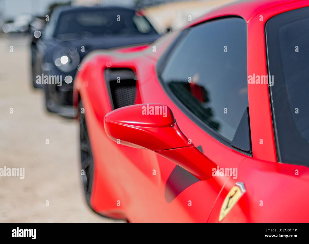 Calafat, Spagna, 18 aprile 2021: Vista laterale e frontale dettaglio dello specchio retrovisore di una Ferrari 488 rossa pista Spider, parcheggiata nell'area d'attesa befor Foto Stock