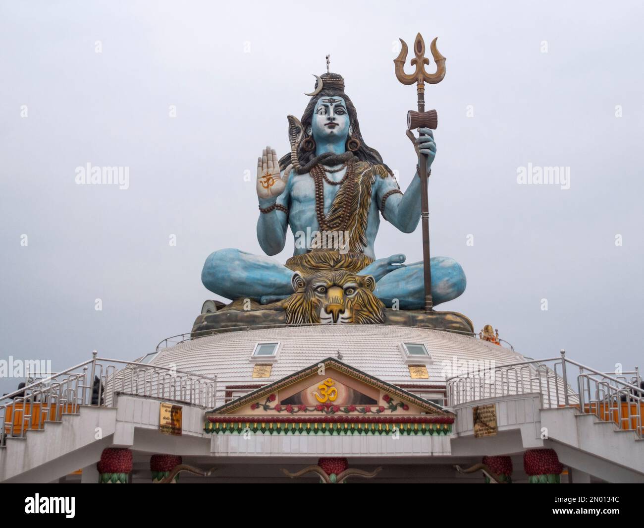 Statua enorme di dio indù Signore Shiva a Pokhara, Nepal. Foto Stock