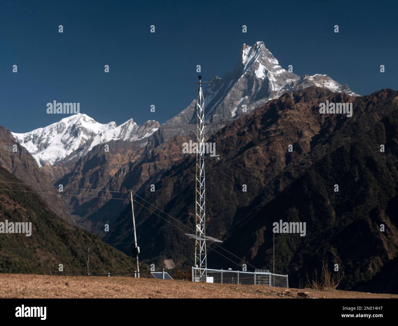 Telecomunicazioni torre, foresta e Mt Fishtail Machapuchare Himalayas, Annapurna circuito Trek.(Nepal). Foto Stock