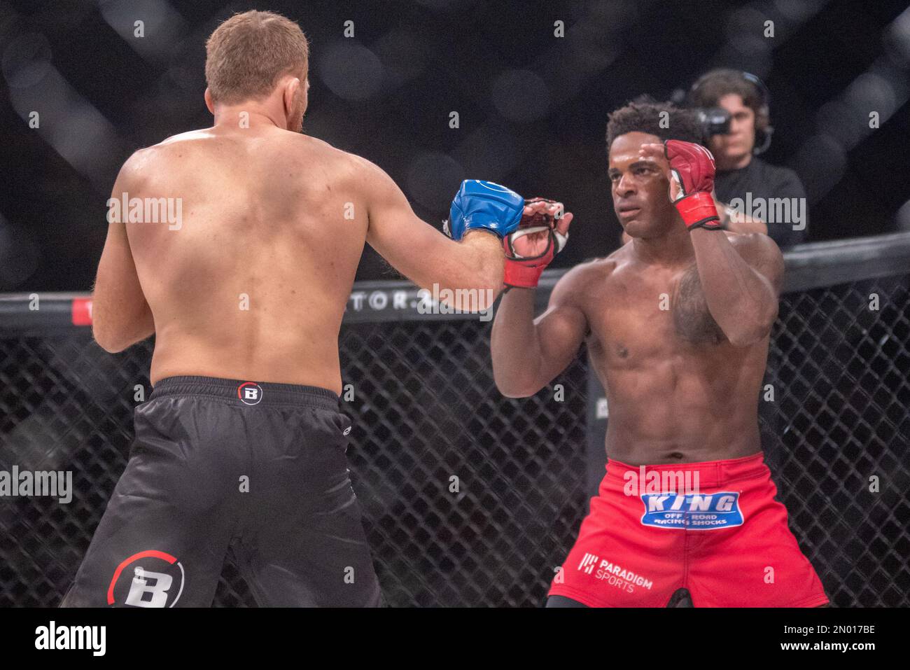 4 febbraio 2023, Los Angeles, CA, Los Angeles, CA, USA: LOS ANGELES, CA - 4 FEBBRAIO: (R-L) Lorenz Larkin batte Mukhamed Berkhamov nella loro battaglia di pesi Welterweight durante l'evento Bellator 290 al Forum del 4 febbraio 2023 a Los Angeles, CA, USA. (Credit Image: © Matt Davies/PX Imagens via ZUMA Press Wire) SOLO PER USO EDITORIALE! Non per USO commerciale! Foto Stock