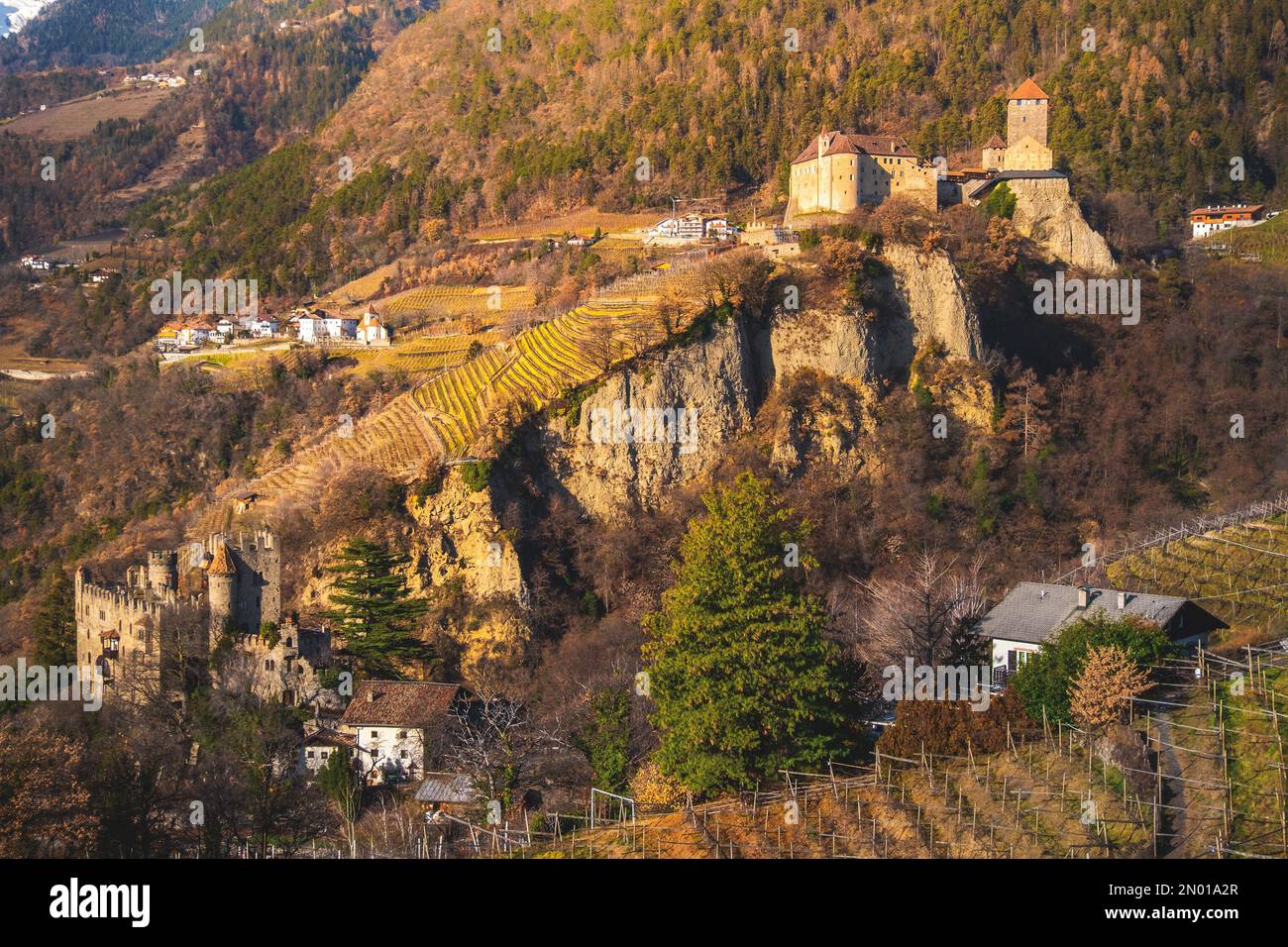 Castel Tirolo vicino a Merano in Trentino Alto Adige - Italia - bellissime tonalità calde paesaggio autunnale Foto Stock