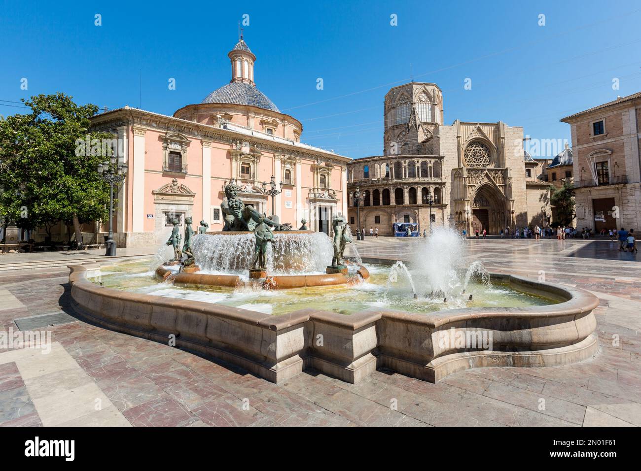 VALENCIA, SPAGNA - 18 GIUGNO 2015: Vista di Plaza de la Virgen (Sqaure della Vergine) e Fontana Rio Turia a Valencia, Spagna Foto Stock