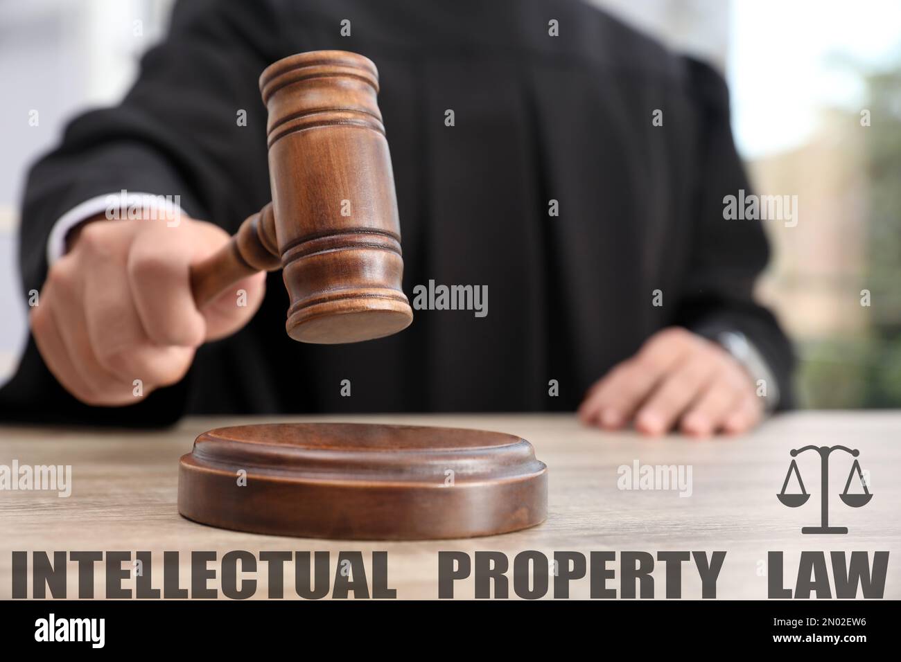 Diritto della proprietà intellettuale. Giudica con il gavel a tavola, primo piano Foto Stock
