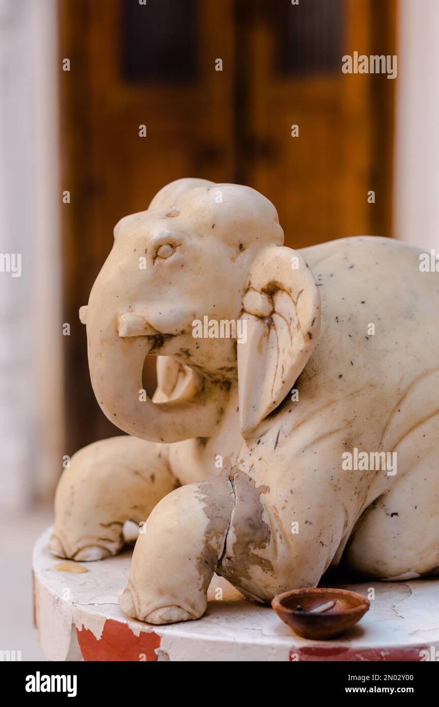 Uno scatto verticale di una figurina indiana di elefante. Foto Stock