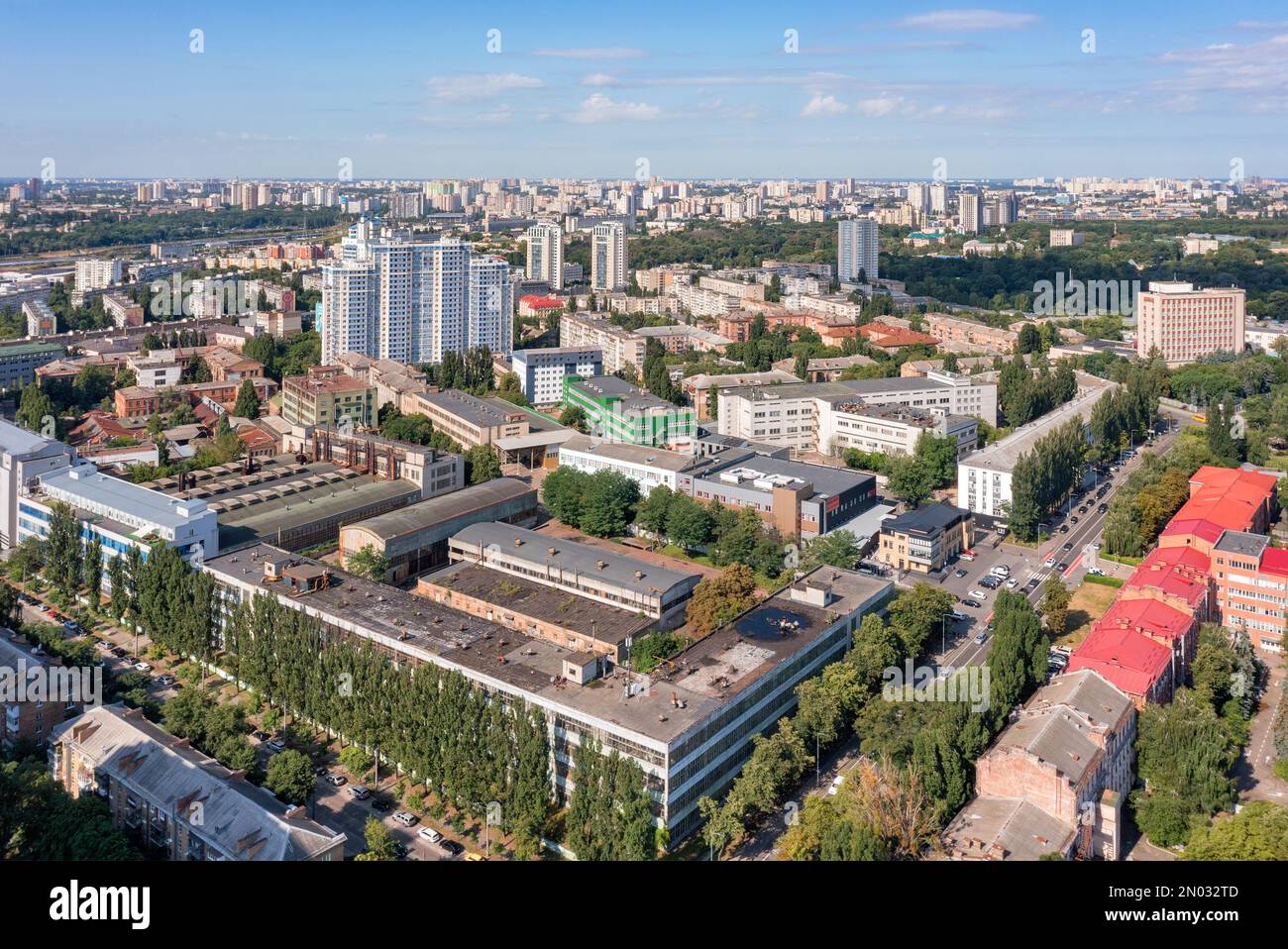 Fotografia aerea di aree urbane residenziali e industriali con vista su edifici residenziali vecchi e nuovi. Paesaggio urbano. Spazio di copia. Foto Stock