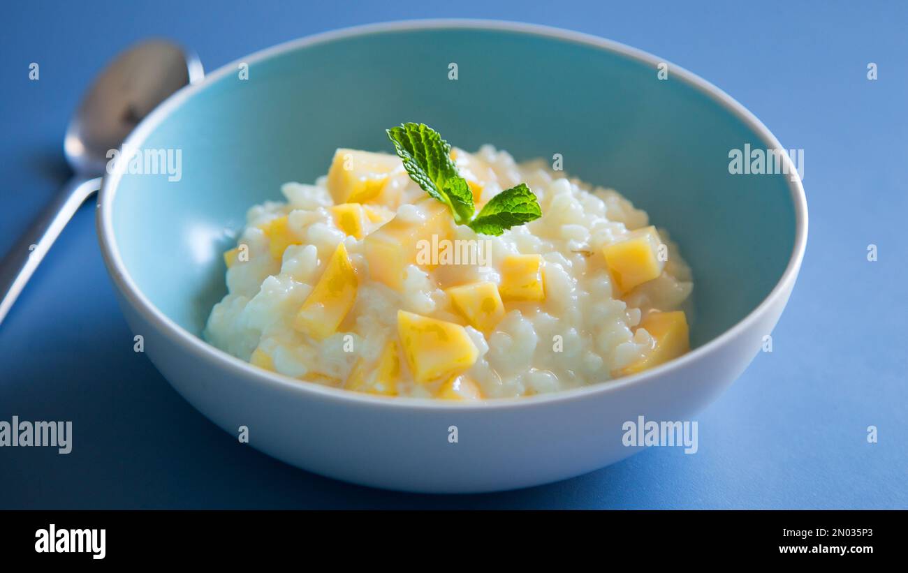 Il budino di riso con frutta è un tipico dessert della gastronomia di molti paesi, fatto cucinando lentamente budino di riso e zucchero. Foto Stock