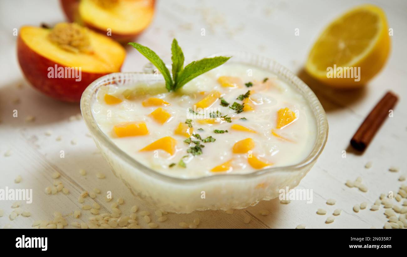 Il budino di riso con frutta è un tipico dessert della gastronomia di molti paesi, fatto cucinando lentamente budino di riso e zucchero. Foto Stock