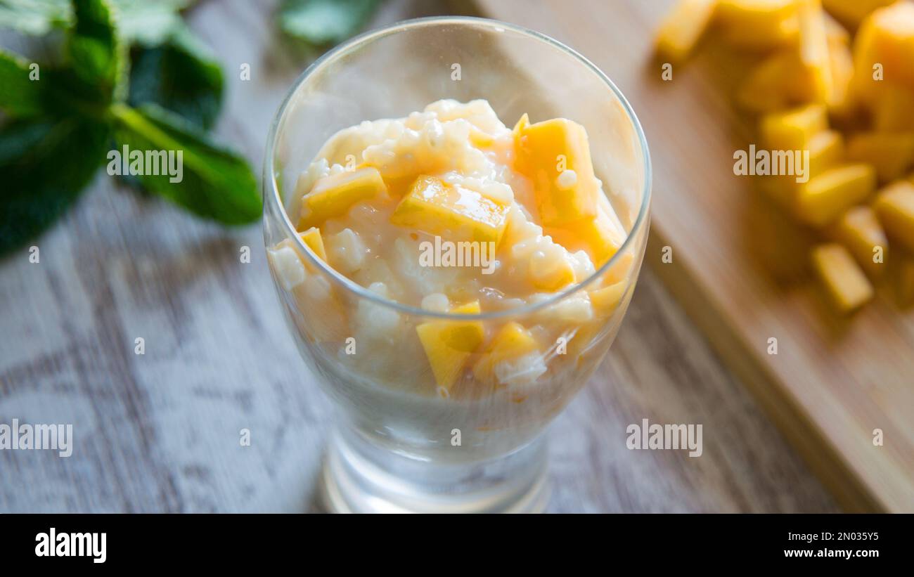 Il budino di riso con frutta è un tipico dessert della gastronomia di molti paesi, fatto cucinando lentamente budino di riso e zucchero. Foto Stock