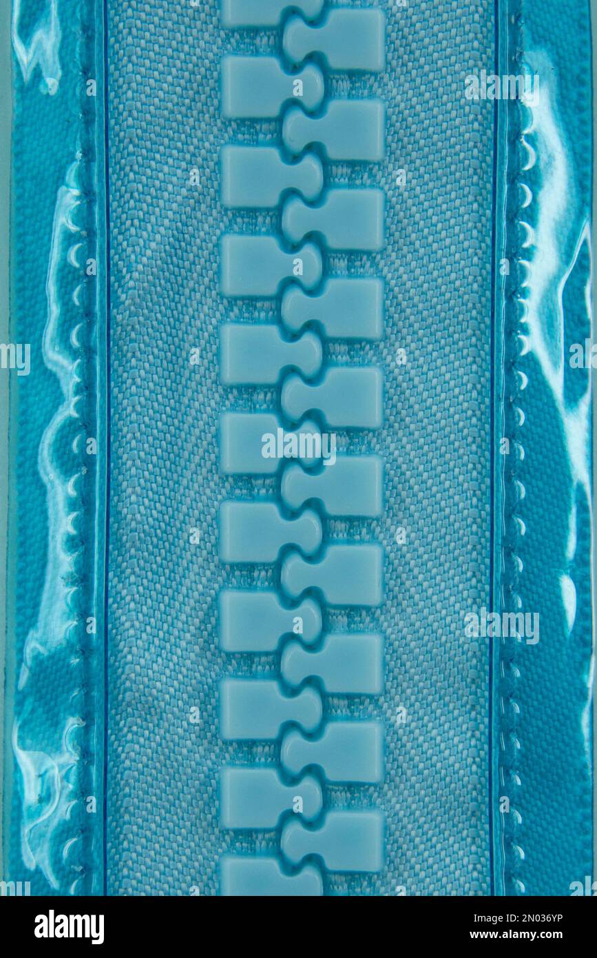 Macro tessuto plastico con cerniera blu per l'industria del tessuto Foto Stock
