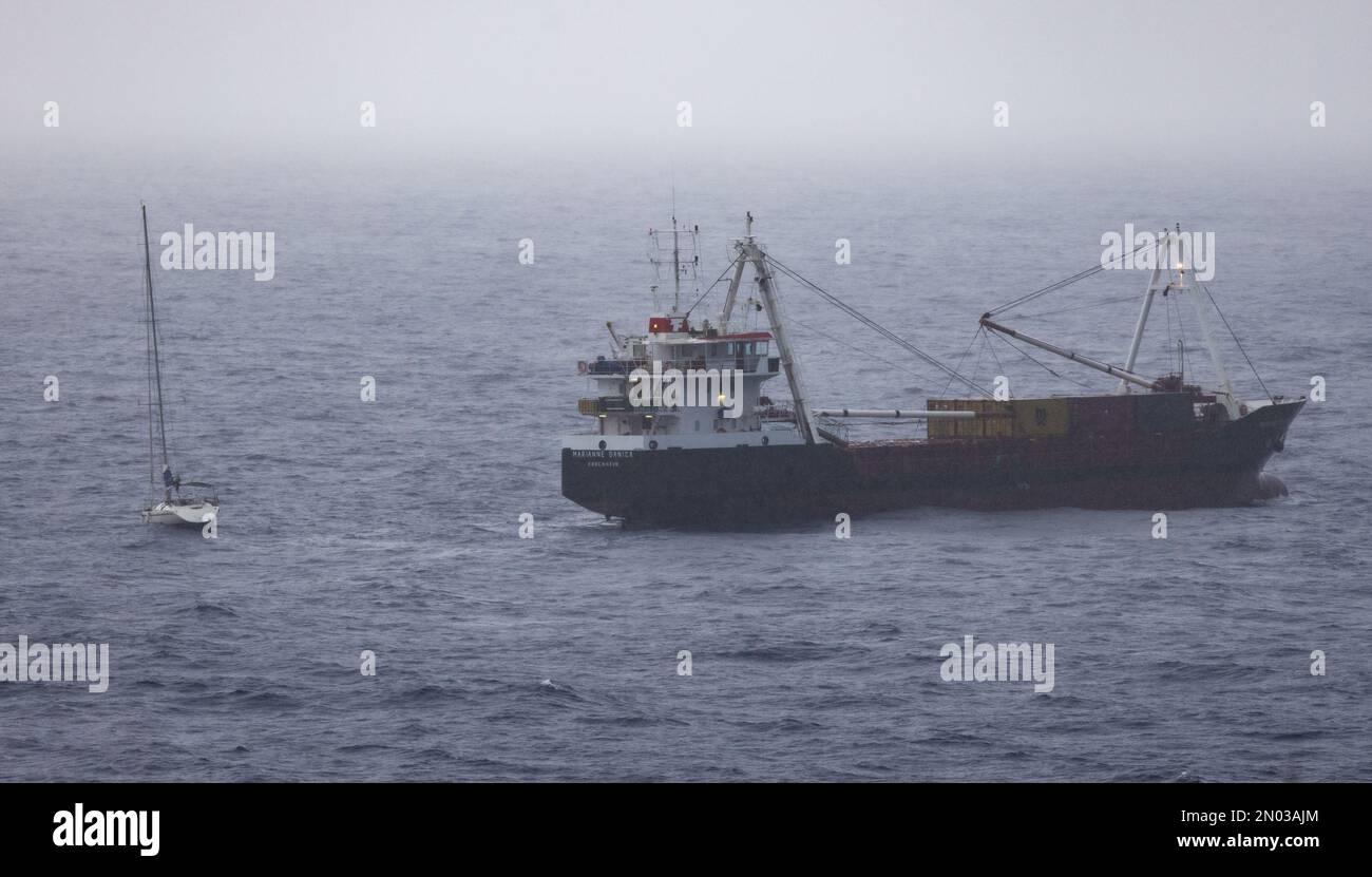 Il 14 ottobre 2022 Marianne Danika incontrò Una piccola imbarcazione carica di rifugiati nel Mar Egeo, al largo delle coste greche. Questo gruppo è stato fortunato ed è stato raccolto da questa nave da carico e trasferito a navi da crociera di passaggio e portato in sicurezza Foto Stock